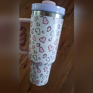40 oz handle tumbler heart print